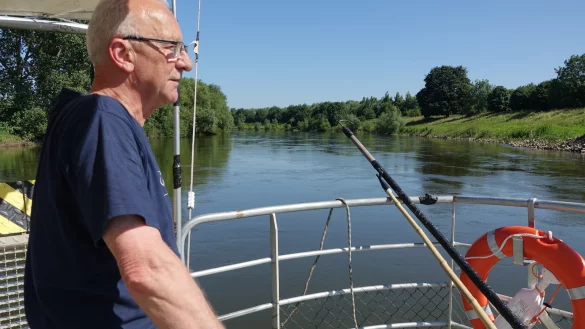 F&auml;hrmann seit mehr als zehn Jahren: Martin Deppe wohnt selbst in Stemmen. Zum F&auml;hrbetrieb sagt er: Die Plattform zum Einsteigen liegt im Wasser. Wir k&ouml;nnen maximal bis zu einem Wasserstand von etwa 220 Zentimeter &uuml;bersetzen. - &copy; Axel B&uuml;rger