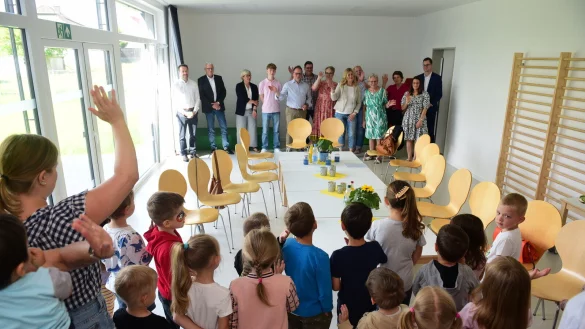 Die Kinder der Kita begr&uuml;&szlig;en die G&auml;ste bei der Einweihung mit einem Lied. - &copy; Nicole Ellerbrake