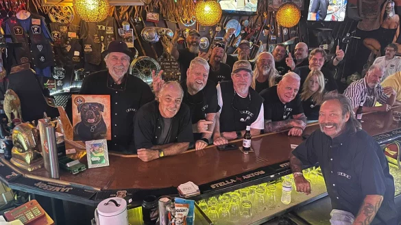 Thomas Gronemeier (links) mit seinem Harley-Davidson-Fanclub in der Stammkneipe der Biker, im "Micky's" in Fort Lauderdale (Florida). - &copy; Thomas Reineke