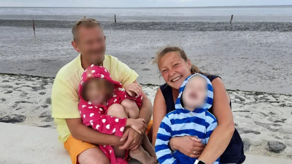 Mario F. und seine Frau Yvonne F. mit ihren Kindern vor wenigen Tagen am Strand der kroatischen Insel Krk. Der zweifache Familienvater ist im Urlaub pl&ouml;tzlich verstorben. - &copy; Fotorechte: Yvonne F.