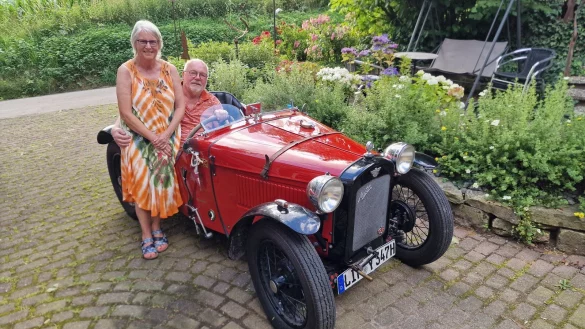 Silvia und Werner Gerke mit ihrem Austin Seven auf dem Hof. Sie freuen sich schon auf die gemeinsame Ausfahrt am Samstag. - &copy; Nadine Uphoff