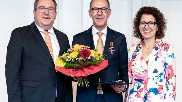 Gratulieren zur Auszeichnung: Landrat Dr. Axel Lehmann und Dr. Miriam Mikus (K&auml;mmerin der Stadt Detmold) freuen sich mit G&uuml;nter Vogt &uuml;ber dessen Bundesverdienstkreuz. - &copy; Kreis Lippe