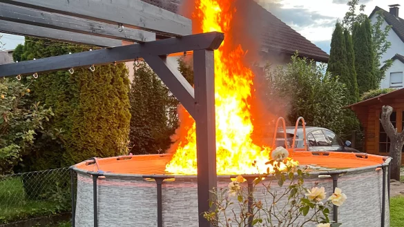 Flammen und Rauch steigen aus dem Pool im Garten auf. - &copy; Feuerwehr Detmold