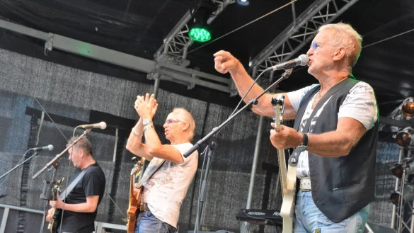 The Rattles, mit denen alles begonnen hat, bei ihrem Auftritt im Jahr 2022 auf dem Schulhof des Niklas-Luhmann-Gymnasiums. - &copy; Karin Prignitz