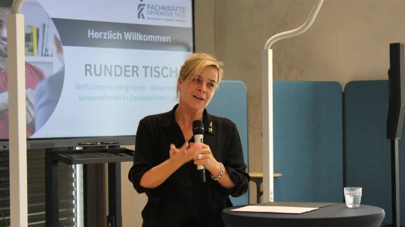 Mona Neubaur, stellvertretende Ministerpräsidentin des Landes Nordrhein-Westfalen und Ministerin für Wirtschaft, Industrie, Klimaschutz und Energie (MWIKE), ist zu Gast in Lemgo. - © Janet König