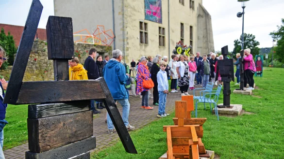 Kunstwerke stehen in der Horner Burg als auch vor der Burgmauer am Wall. - &copy; Nicole Ellerbrake