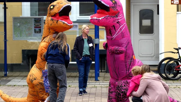 Die beiden Dinos sind st&auml;ndig auf der Festmeile unterwegs. - &copy; Rudi Rudolph