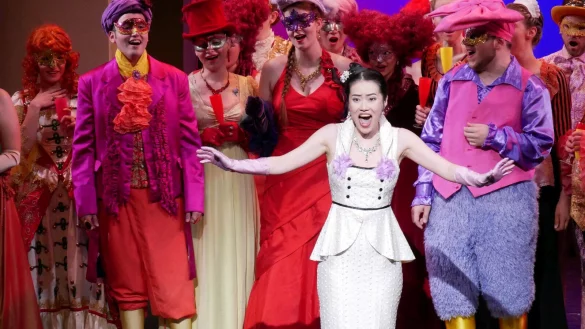 Brillante Stimmen. Im burlesken B&uuml;hnenbild sticht Yisitie Zhang hervor. - &copy; Thomas Kr&uuml;gler