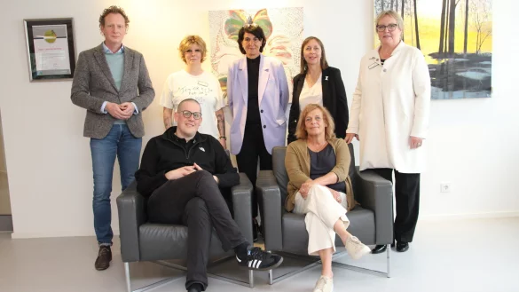 Gemeinsam f&uuml;r mehr Kinderschutz: Verwaltungsvorstand Dr. Olaf Peterschr&ouml;der (hinten von links), Mareike Brinkmeyer (Koordinatorin Fachstelle Kinderrechte), Ulrike Glathe (Fachbereichsleitung Jugend und Familie, Kreisjugendamtsleitung), Kerstin Alexandra Plischka (Koordinatorin Fachstelle Kinderschutz), Ute K&uuml;stermann (Fachgebietsleitung Kinderschutz, Beratung und Pr&auml;vention), Fachreferenten Pascal Schultheis (vorne von links) und Doris Willenborg (beide Landesfachstelle Pr&auml;vention sexualisierte Gewalt NRW). - &copy; Kreis Lippe