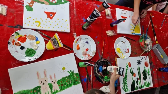 Die Kinder bemalen Leinw&auml;nde bei den Ferienspielen im AWO-Kastanienhaus am Wall. - &copy; Nadine Uphoff