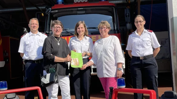 Martin Sohl (von links), Renate Ciesielski-Finke, Annette Schlinkheider, Kordula von Rabenau und Corinna Stakelbeck bei der Spenden&uuml;bergabe. - &copy; Daniel Hobein / Feuerwehr Bad Salzuflen