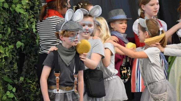 20 Kinder im Alter von 5 bis 12 Jahren haben das Musical Max und die K&auml;sebande in Extertal aufgef&uuml;hrt und daf&uuml;r viel Applaus bekommen. - &copy; rw-system