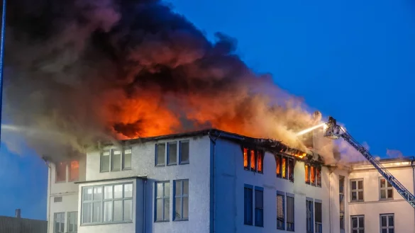 Feuerwehrmann Andr&eacute; De Wilde hatte Gl&uuml;ck, dass der Wind den Qualm nicht in seine Richtung trieb und den Einsatz so noch erschwert h&auml;tte. - &copy; Paul Brinkmann