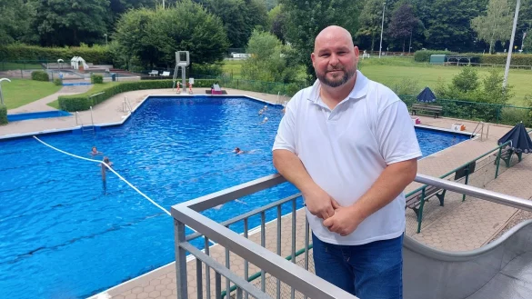 Hermann Bossl&eacute; f&uuml;hlt sich im Freibad in Elbrinxen sehr wohl, er mag die famili&auml;re Atmosph&auml;re, wie er sagt. Seit dieser Saison betreibt er dort den Kiosk. - &copy; Michaela Wei&szlig;e