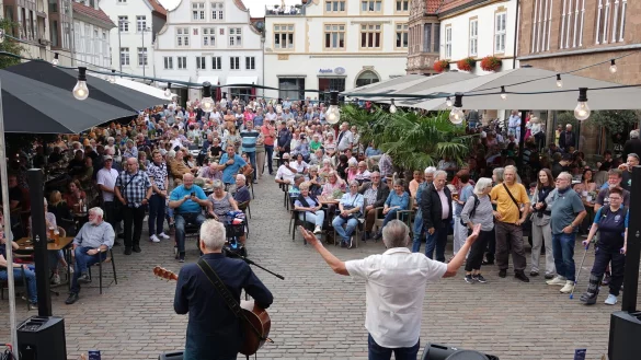 Unterwegs in Sachen Blues: Mickey Meinert (links) und Dieter Kropp - hier auf dem Marktplatz. - © Axel Bürger