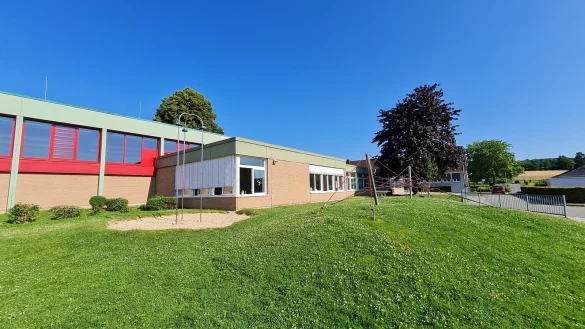 Viel Platz zum Anbauen bietet die Grundschule Gro&szlig;enmarpe nicht mehr, aber nach den Planungen sollen noch neue Klassenr&auml;ume auf der jetzigen Freifl&auml;che vor der Turnhalle angebaut werden. - &copy; Marianne Schwarzer