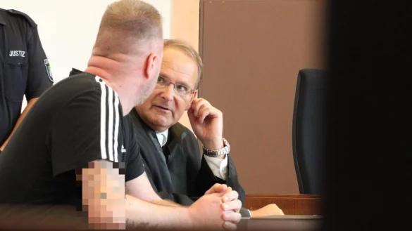 Rechtsanwalt Axel Isermann aus Enger stellt am zweiten Prozesstag noch einige Beweisantr&auml;ge f&uuml;r seinen Mandanten (44). Aus Sicht des Verteidigers kann man dem angeklagten Salzufler kein versuchtes T&ouml;tungsdelikt nachweisen. - &copy; Janet K&ouml;nig