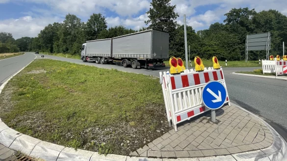 Die Absperrungen liegen schon bereit. Ab Dienstag, 16. Juli, werden die Auf- und Abfahrten zur Ostwestfalenstra&szlig;e zwischen Belle und W&ouml;bbel beidseitig gesperrt. - &copy; Silke Buhrmester