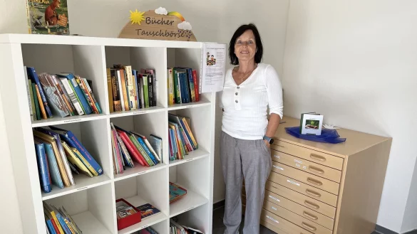 Kita-Leiterin Marion Gurcke zeigt die B&uuml;cher-Tauschb&ouml;rse, die die Kinder regelm&auml;&szlig;ig nutzen. - &copy; Johanniter Lippe-H&ouml;xter