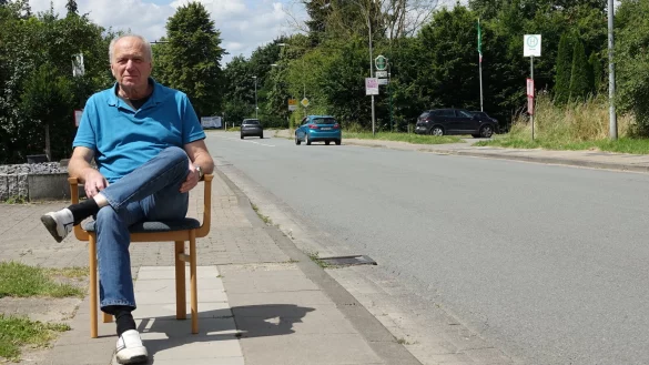 Kümmert sich um das Dorf und lebt selbst an der Weserstraße: Heinrich Wischnewski. - © Axel Bürger