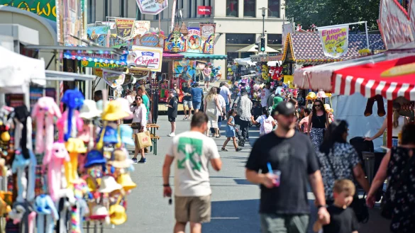 Am Samstag staut sich im Rosental die Hitze. Trotzdem sind einige Besucher unterwegs. - &copy; Nicole Ellerbrake