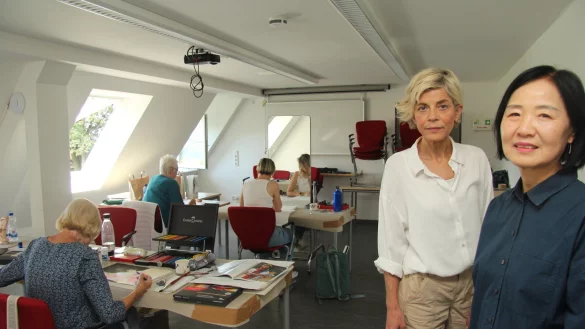 Seit 2007 unterrichtet Dozentin Debora Kim (rechts) in der Sommerakademie Schwalenberg freies zeichnen und malen. Neben ihr Vera Scheef, Organisatorin der Sommerakademie vom Landesverband Lippe. - &copy; Kyrill von Matuschka