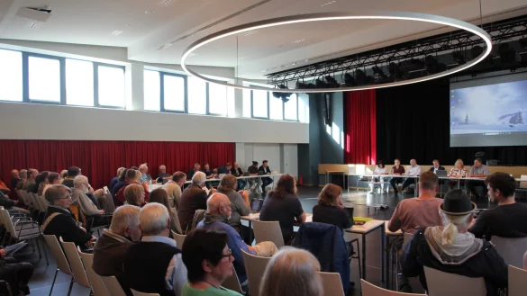 Ungew&ouml;hnlich gro&szlig;es Interesse: Etwa 40 B&uuml;rger verfolgen die Ratssitzung, in der ein zweites Mal &uuml;ber ein Medizinisches Versorgungszentrum in Kalletal diskutiert wird. - &copy; Jens Rademacher