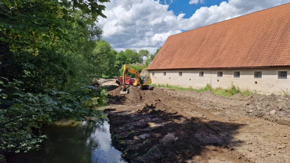 Schaufel um Schaufel gr&auml;bt sich der Bagger ins Flussbett der Bega. Hier ist gut zu sehen, wie viel Erde abgetragen werden soll. - &copy; Nadine Uphoff