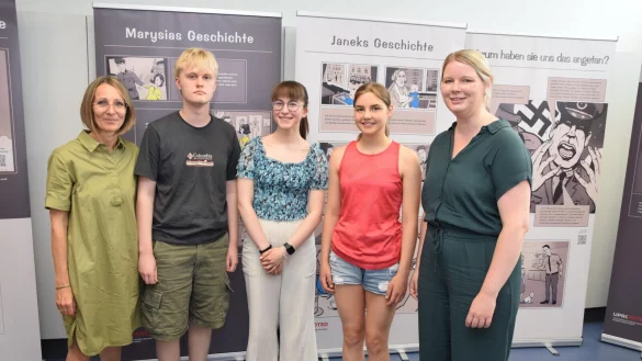 Die stellvertretende Leiterin des Niklas-Luhmann-Gymnasiums und Geschichtslehrerin Bettina Lohkamp (links) und die Bildungsreferentin der Akademie am T&ouml;nsberg, Carolin Wenzel (rechts) erm&ouml;glichen Zehntkl&auml;sslern wie Noah Richert, Anna Weidhase und Josefa Haase (von links) tiefe Einblicke in ein Thema, das schockiert. Foto: Karin Prignitz - &copy; Karin Prignitz