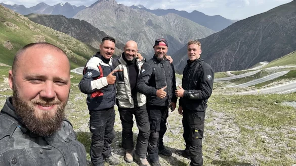 Und pl&ouml;tzlich waren sie einer mehr: Ilko Hentschke (hinten 2. von links) aus der N&auml;he von Berlin hat sich den Motorradfreunden "brothercyclist", Jakob Pankraz (vorne) sowie Zander (hinten von links), Sebastian und Ruben Fade, unterwegs angeschlossen. Hier sind die Biker in Kirgisistan - &copy; Jakob Pankraz