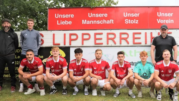 Der neue Lipperreiher Trainer Mirco Westermeier (hinten links) pr&auml;sentiert die Zug&auml;nge mit Co-Trainer Simon Schulz (stehend Zweiter von links) sowie (vorne von links) Michele Ruotolo, Marlin D&uuml;ck, Musa Iljazi, Kevin S&ouml;mmer, Jannes Kohlmeyer, Jaaron Stengele, Fabio D&uuml;ck und (stehend, rechts) Torwart-Trainer Christoph Wollner. - &copy; Oliver K&ouml;nig