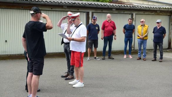 Die Sch&uuml;tzen proben den genauen Ablauf des Sch&uuml;tzenfestfreitages. - &copy; Nicole Ellerbrake