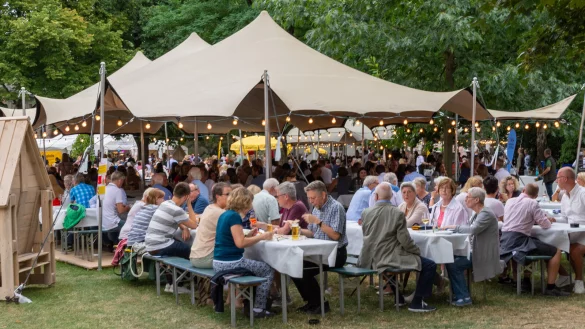 "Lippe kulinarisch" im Schlosspark. - &copy; Florian Jacob
