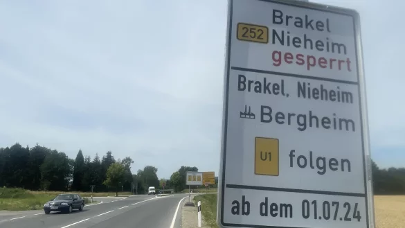 Die Ostwestfalenstra&szlig;e ist, aus Richtung Blomberg kommend, zwischen dem Steinheimer Kreisel und dem Krankenhaus &uuml;ber Monate gesperrt. Die Umleitung kostet Kilometer und Zeit. - &copy; Silke Buhrmester
