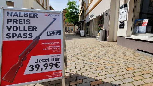 Diese Werbung in Bielefelds Altstadt nahe der Nicolaikirche irritiert viele &ndash; und einige Passanten sind auch richtig sauer. - &copy; Kurt Ehmke