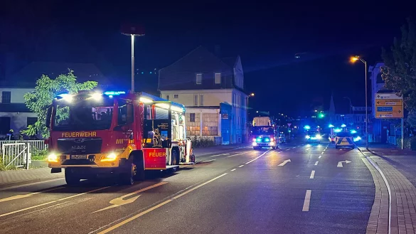 Die Feuerwehr l&ouml;scht in der Wotanstra&szlig;e einen Brand in einem Mehrfamilienhaus. - &copy; Feuerwehr Detmold/Rieks
