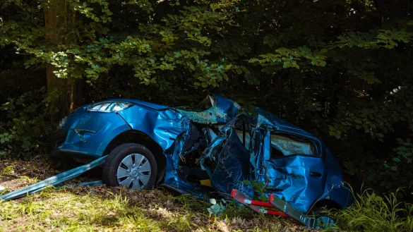 Das Fahrzeug des 18-J&auml;hrigen drohte, nach dem Unfall in einen Graben abzurutschen. Erst nachdem es gesichert wurde, konnte das Unfallopfer versorgt werden. - &copy; Freitag TV/Stock