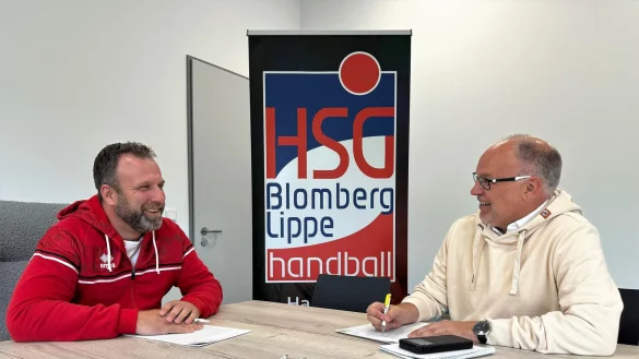 Im Besprechungsraum der Ulmenallee-Sporthalle stellt sich der neue Gesch&auml;ftsf&uuml;hrer des HSG Blomberg-Lippe, Jan-Henning Himborn (links), den Fragen von LZ-Sportredakteur Oliver K&ouml;nig. - &copy; Kornej Weibert