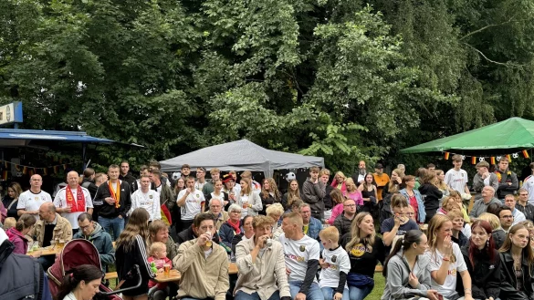 Freibad-Fans lassen sich vom Ende des Sommerm&auml;rchens nicht schocken, sondern feiern die Er&ouml;ffnung der Pf&uuml;tzen-Saison. - &copy; Sandra Castrup