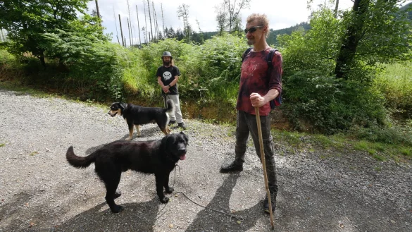 Marcel Ziegler (hinten) mit Hund Simba und Richard L&ouml;ffler mit Bo stehen an der Stelle, wo sie sich die Trauerbank ihren get&ouml;teten Freund Thorsten D. vorstellen k&ouml;nnten. - &copy; Jost Wolf