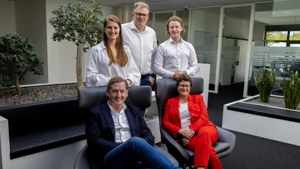 Die M-Group ist ein Familienunternehmen. Zum Vorstand gehören Leonie Röpke (hinten von links), Stefan Sasse, Bennet Röpke sowie Klaus und Anke Röpke (vorne). - © M-Group