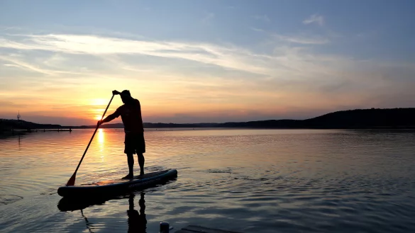 Stand-Up-Paddling erfreut sich in OWL immer gr&ouml;&szlig;erer Beliebtheit und kann unter anderem in Paderborn und Bad Oeynhausen ausprobiert werden. - &copy; Symbolbild dpa
