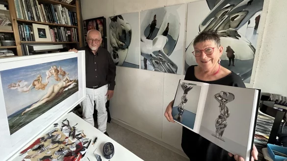 Karin Oestreich hat sich zu ihrem aktuellen Lieblingsbild im Hintergrund an der Wand von der Skulptur "Justine" von Tony Cragg inspirieren lassen. Ihr Ehemann G&uuml;nter Schulz zeigt sein derzeitiges Lieblingsbild "Geburt der Venus" von Alexandre Cabanel. - &copy; Alexandra Schaller