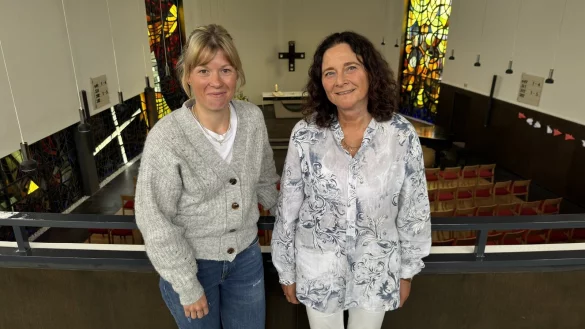 Veronika Gr&uuml;ber (links) und Steffie Langenau in der Auferstehungskirche am Gr&ouml;chteweg. - &copy; Sven Kienscherf