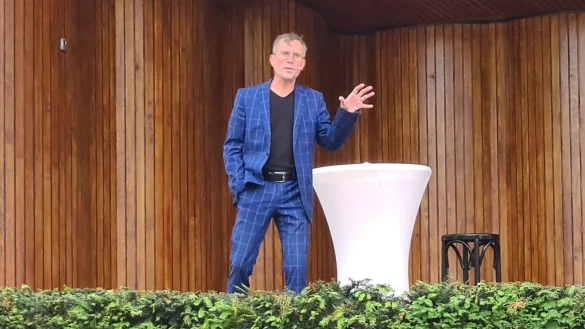 Ingo B&ouml;rchers auf der B&uuml;hne der Konzertmuschel im Kurpark. - &copy; Katja Rummel