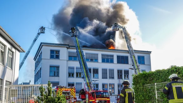 In Schildesche steht das Verlagsgeb&auml;ude des Westfalen-Blattes in Flammen. - &copy; Paul Brinkmann