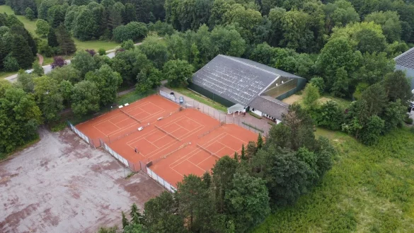 Rund einen Hektar gro&szlig; ist das von der Stadt gepachtete Gel&auml;nde des Tennisclubs in Bad Meinberg. - &copy; Bildrechte: TC Gr&uuml;n-Wei&szlig; Bad Meinberg