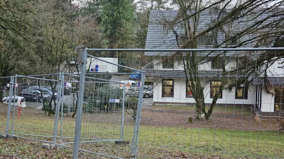 Das Gel&auml;nde der Notunterkunft in H&ouml;rste ist vor der Inbetriebnahme im November 2023 mit einem Bauzaun gesichert worden. Die Elemente sind auf Betonsockeln befestigt und miteinander verschraubt. - &copy; Astrid Sewing