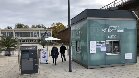 Der Kurpark-Haupteingang am Erlebnisgradierwerk. - &copy; Thomas Reineke