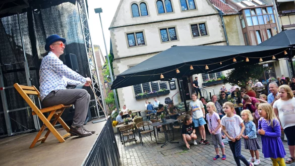 In der Ruhe liegt die Kraft: Toni Geiling erfreute die jungen Lemgoer mit einem etwas anderem Konzert. - &copy; Nicole Ellerbrake